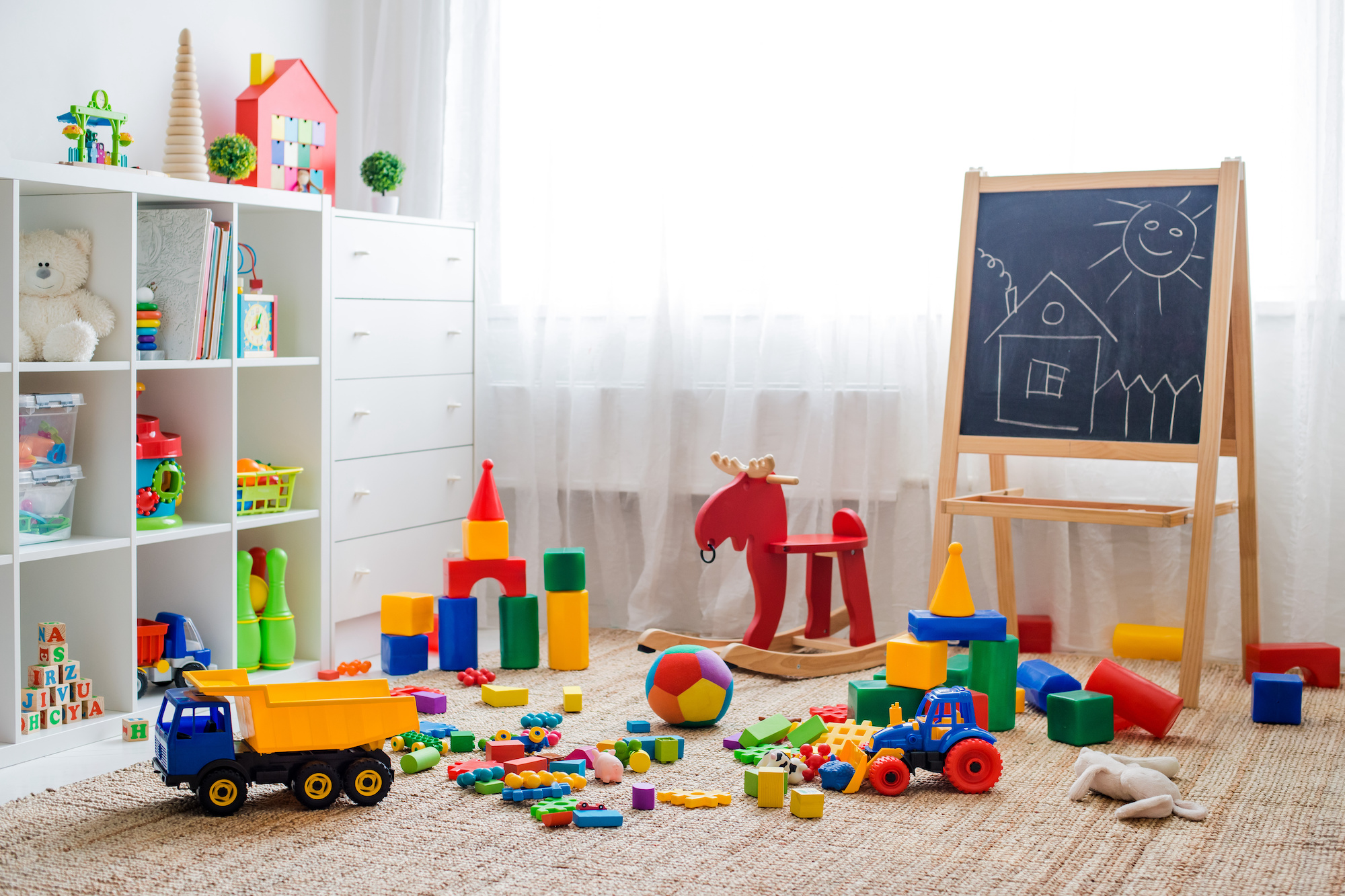 Jak przechowywać zabawki w pokoju dziecięcym? Sprawdzone porady!